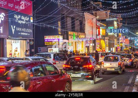 Brigade Road Bengaluru Karnataka India 7 settembre 2024 strade trafficate illuminate, negozi ed edifici a Brigade Church Street e MG Road a Bengaluru Foto Stock