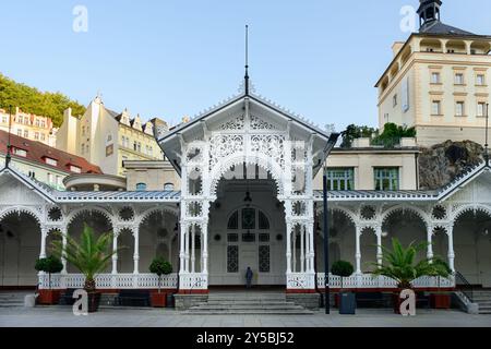 Karlovy Vary, Repubblica Ceca - 12 agosto 2024: Market Colonnade Trzni Kolonada Buildt in legno bianco in stile svizzero. Foto Stock