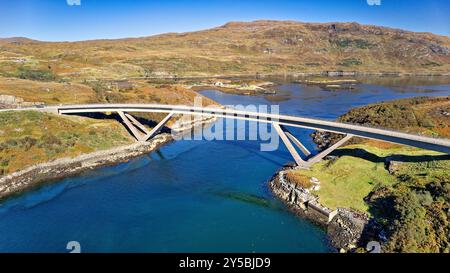 Kylesku Bridge Sutherland Scotland Hills e Loch Gleann Dubh e il ponte di cemento a travi a scatola in tarda estate Foto Stock