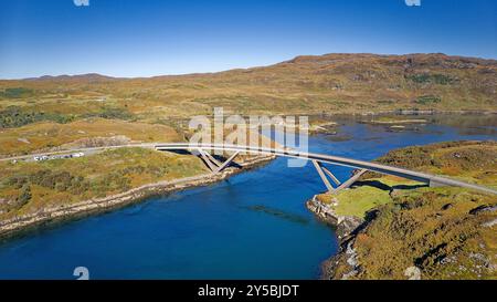 Kylesku Bridge Sutherland Scotland Hills Islands a Loch Gleann Dubh e il ponte in cemento a travi a scatola in tarda estate Foto Stock