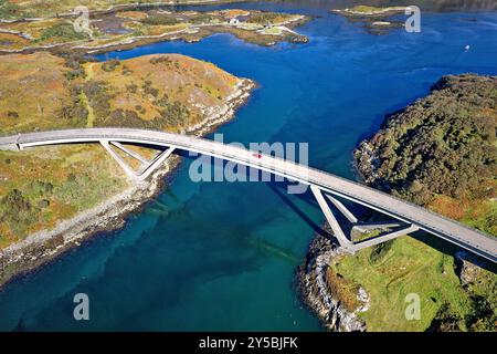 Kylesku Bridge Sutherland Scotland Loch Gleann Dubh e il ponte di cemento a travi a scatola in tarda estate Foto Stock