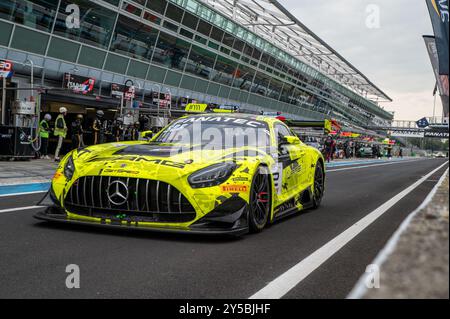 Luca STOLZ, Fabian SCHILLER, Jules GOUNON del team M-AMG Team GetSpeed, su una Mercedes-AMG GT3 EVO in una pitlane durante Fanatec GT Word Challenge a Monza durante Fanatec GT Endurance Cup, Endurance Race a Monza, Italia, 21 settembre 2024 Foto Stock