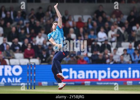 Matthew Potts of England consegna la palla durante il secondo incontro tra Metro Bank One Day International England e Australia all'Headingley Cricket Ground, Leeds, Regno Unito, 21 settembre 2024 (foto di Mark Cosgrove/News Images) Foto Stock