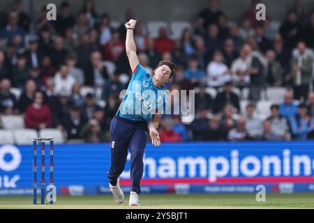 Matthew Potts of England consegna la palla durante il secondo incontro tra Metro Bank One Day International England e Australia all'Headingley Cricket Ground, Leeds, Regno Unito, 21 settembre 2024 (foto di Mark Cosgrove/News Images) Foto Stock