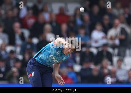 Matthew Potts of England consegna la palla durante il secondo incontro tra Metro Bank One Day International England e Australia all'Headingley Cricket Ground, Leeds, Regno Unito, 21 settembre 2024 (foto di Mark Cosgrove/News Images) Foto Stock