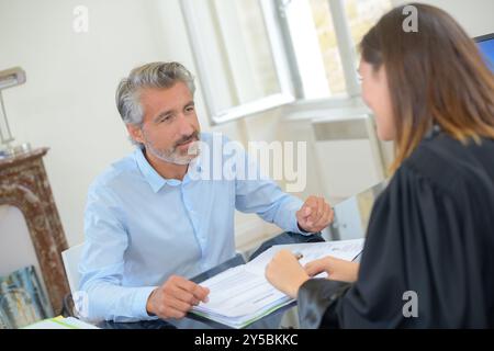 avvocato donna che spiega al nuovo dipendente il nuovo contratto Foto Stock