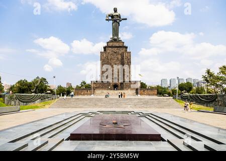 Erevan, Armenia - 11 agosto 2024: Vista della fiamma eterna sulla tomba del Milite Ignoto e monumento madre Armenia in onore della Vittoria dell'Unione Sovietica i Foto Stock