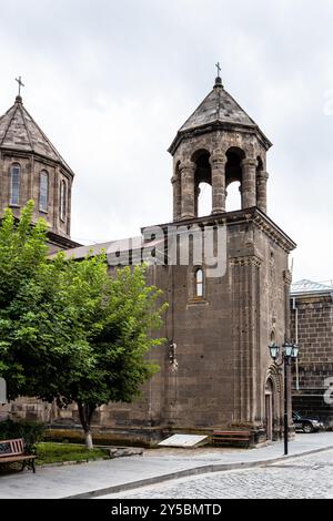 campanile della chiesa nera di Surb Nshan in via Abovyan, la chiesa più antica della città di Gyumri, in Armenia, durante il giorno estivo coperto Foto Stock