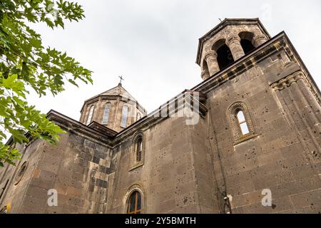 Mura della chiesa nera di Surb Nshan in via Abovyan, la chiesa più antica della città di Gyumri, in Armenia, durante il giorno estivo coperto Foto Stock