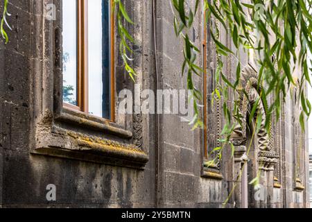 Facciata della chiesa nera di Surb Nshan in Abovyan Street, la chiesa più antica della città di Gyumri, Armenia, durante il giorno estivo coperto Foto Stock