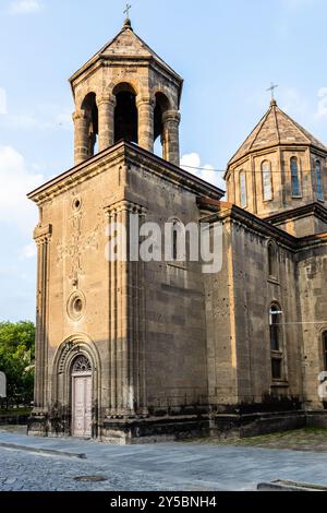 campanile della chiesa di Surb Nshan, la chiesa più antica della città di Gyumri, Armenia, al tramonto estivo Foto Stock