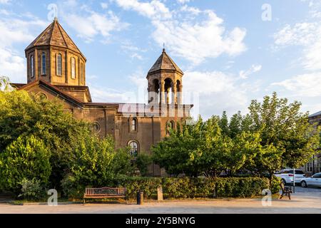 Vista laterale della chiesa di Surb Nshan, la chiesa più antica della città di Gyumri, Armenia al tramonto estivo Foto Stock