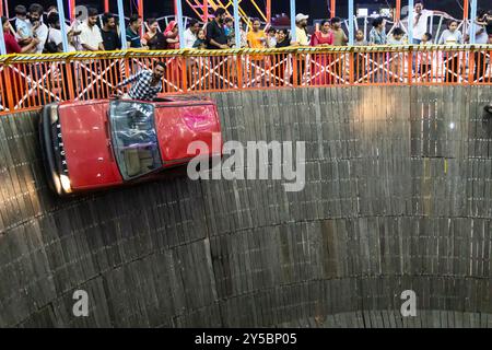 Well of Death or maut ka kuan show by car stunt at Evening video è girato alla fiera locale di jodhpur rajasthan india il 19 agosto 2024. Foto Stock