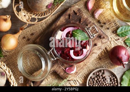 Preparazione di barbabietole fermentate fatte in casa in un vaso di vetro, vista dall'alto Foto Stock