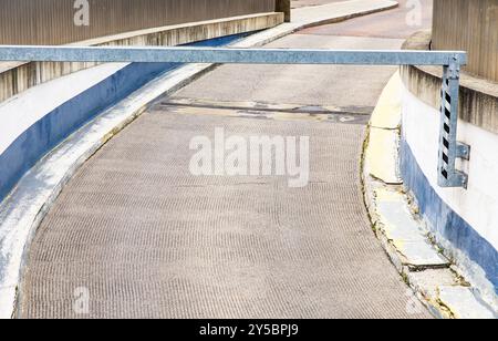 Uscita della strada cancello di sicurezza della barriera stradale, un segnale di accesso limitato, ambiente urbano, concetto di parcheggio in garage Foto Stock