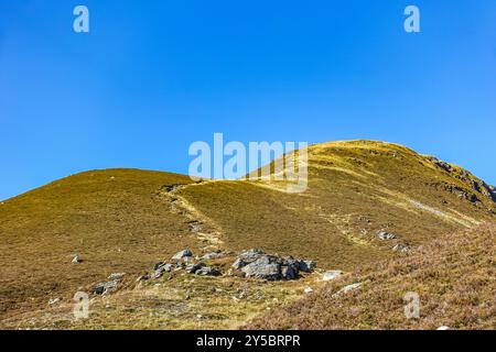 Il sentiero che sale sulla Snub sopra Loch Brandy a Glen Clova, Angus, Scozia Foto Stock