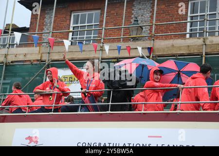 Henley-on-Thames, Regno Unito. 21 settembre 2024. I residenti di Henley hanno dato il benvenuto alle medaglie olimpiche di canottaggio. I rematori celebravano con una fila passata partendo dal Leander Club e una sfilata di autobus a due piani aperti per le strade della città. Crediti: Uwe Deffner/Alamy Live News Foto Stock