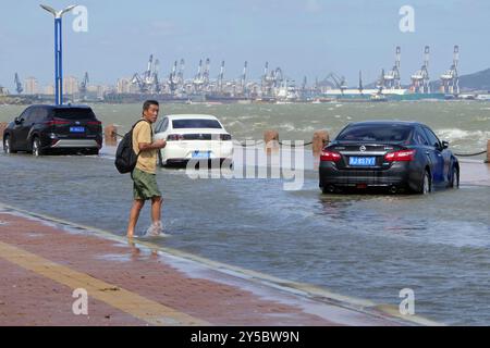 YANTAI, CINA - 21 SETTEMBRE 2024 - le automobili passano una sezione coperta di acqua marina sulla Binhai North Road a Yantai, nella provincia di Shandong della Cina orientale, 2 settembre Foto Stock