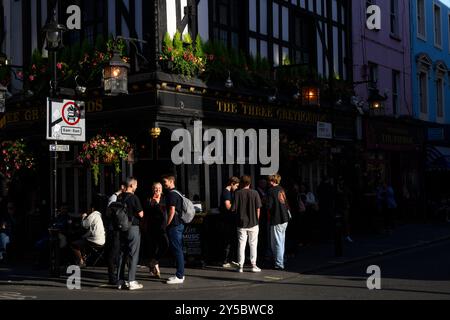 Persone che bevono fuori dal Three Greyhounds Pub, Greek Street, Soho, Londra, Regno Unito. 17 settembre 2024 Foto Stock