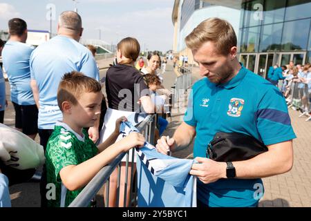 Jamie Allen di Coventry City firma autografi con i tifosi prima della partita per il campionato Sky Bet alla Coventry Building Society Arena. Data foto: Sabato 21 settembre 2024. Foto Stock