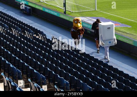 West Bromwich, Regno Unito. 21 settembre 2024. Le mascotte West Bromwich Albion, Baggie Bird & Boilerman, camminano per i campi prima del match per il titolo Sky Bet agli Hawthorns, West Bromwich. Il credito per immagini dovrebbe essere: Annabel Lee-Ellis/Sportimage Credit: Sportimage Ltd/Alamy Live News Foto Stock