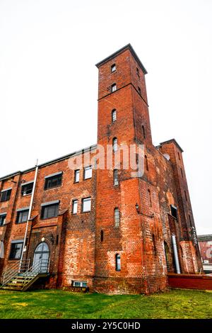 Vista dei vecchi edifici del porto di Wittenberge in una giornata nuvolosa. Foto Stock
