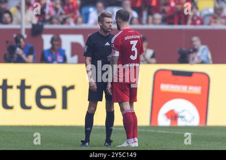 Germania. 21 settembre 2024. Fussball 2. Bundesliga 6. Spieltag fortuna Duesseldorf - 1. FC Koeln AM 21.09.2024 in der Merkur Spiel-Arena di Duesseldorf Schiedsrichter Christian Dingert ( Lebecksmuehle ), links - im Gespraech mit Andre Hoffmann ( Duesseldorf ), rechts regolamenti DFB vietano qualsiasi uso di fotografie come sequenze di immagini e/o quasi-video. Foto: Revierfoto credito: ddp media GmbH/Alamy Live News Foto Stock
