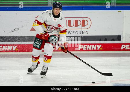 Straubing, Germania. 21 settembre 2024. Hockey su ghiaccio: DEL, Straubing Tigers - Düsseldorfer EG, Main Round, Matchday 1, Eisstadion am Pulverturm. Kyle Cumiskey di Düsseldorf sul disco. Crediti: Armin Weigel/dpa/Alamy Live News Foto Stock