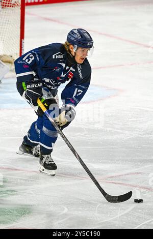 Straubing, Germania. 21 settembre 2024. Hockey su ghiaccio: DEL, Straubing Tigers - Düsseldorfer EG, Main Round, Matchday 1, Eisstadion am Pulverturm. Mario Zimmermann di Straubing sul disco. Crediti: Armin Weigel/dpa/Alamy Live News Foto Stock