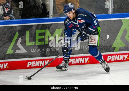 Straubing, Germania. 21 settembre 2024. Hockey su ghiaccio: DEL, Straubing Tigers - Düsseldorfer EG, Main Round, Matchday 1, Eisstadion am Pulverturm. Alex Green di Straubing sul disco. Crediti: Armin Weigel/dpa/Alamy Live News Foto Stock