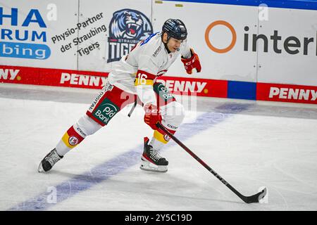 Straubing, Germania. 21 settembre 2024. Hockey su ghiaccio: DEL, Straubing Tigers - Düsseldorfer EG, Main Round, Matchday 1, Eisstadion am Pulverturm. Kyle Cumiskey di Düsseldorf sul disco. Crediti: Armin Weigel/dpa/Alamy Live News Foto Stock