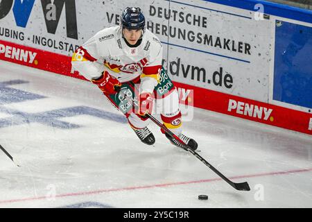 Straubing, Germania. 21 settembre 2024. Hockey su ghiaccio: DEL, Straubing Tigers - Düsseldorfer EG, Main Round, Matchday 1, Eisstadion am Pulverturm. Kyle Cumiskey di Düsseldorf sul disco. Crediti: Armin Weigel/dpa/Alamy Live News Foto Stock