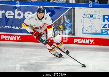 Straubing, Germania. 21 settembre 2024. Hockey su ghiaccio: DEL, Straubing Tigers - Düsseldorfer EG, Main Round, Matchday 1, Eisstadion am Pulverturm. Kyle Cumiskey di Düsseldorf sul disco. Crediti: Armin Weigel/dpa/Alamy Live News Foto Stock