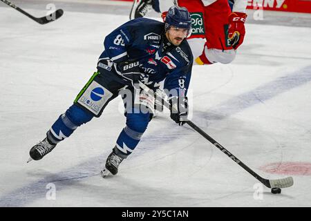 Straubing, Germania. 21 settembre 2024. Hockey su ghiaccio: DEL, Straubing Tigers - Düsseldorfer EG, Main Round, Matchday 1, Eisstadion am Pulverturm. Straubing e' Skyler McKenzie sul disco. Crediti: Armin Weigel/dpa/Alamy Live News Foto Stock