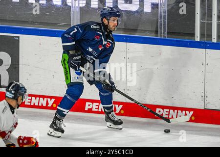 Straubing, Germania. 21 settembre 2024. Hockey su ghiaccio: DEL, Straubing Tigers - Düsseldorfer EG, Main Round, Matchday 1, Eisstadion am Pulverturm. Taylor Leier di Straubing sul disco. Crediti: Armin Weigel/dpa/Alamy Live News Foto Stock