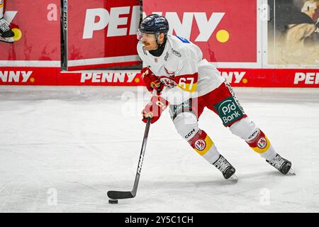 Straubing, Germania. 21 settembre 2024. Hockey su ghiaccio: DEL, Straubing Tigers - Düsseldorfer EG, Main Round, Matchday 1, Eisstadion am Pulverturm. Bernhard Ebner di Düsseldorf sul disco. Crediti: Armin Weigel/dpa/Alamy Live News Foto Stock