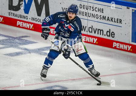 Straubing, Germania. 21 settembre 2024. Hockey su ghiaccio: DEL, Straubing Tigers - Düsseldorfer EG, Main Round, Matchday 1, Eisstadion am Pulverturm. Straubing e' Skyler McKenzie sul disco. Crediti: Armin Weigel/dpa/Alamy Live News Foto Stock