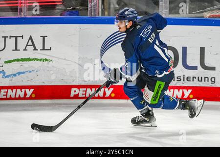 Straubing, Germania. 21 settembre 2024. Hockey su ghiaccio: DEL, Straubing Tigers - Düsseldorfer EG, Main Round, Matchday 1, Eisstadion am Pulverturm. Adrian Klein di Straubing sul disco. Crediti: Armin Weigel/dpa/Alamy Live News Foto Stock