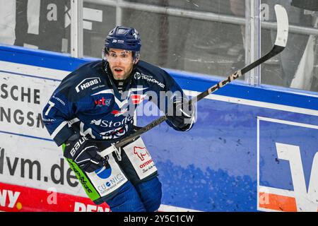 Straubing, Germania. 21 settembre 2024. Hockey su ghiaccio: DEL, Straubing Tigers - Düsseldorfer EG, Main Round, Matchday 1, Eisstadion am Pulverturm. Taylor Leier di Straubing sul disco. Crediti: Armin Weigel/dpa/Alamy Live News Foto Stock