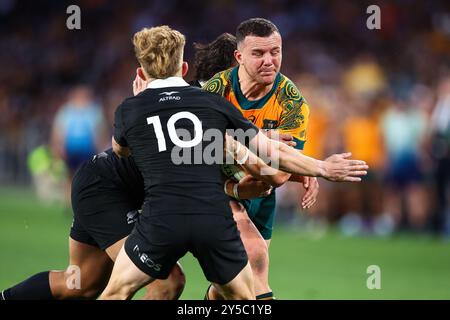 Accor Stadium, Sydney, NSW, Australia. 21 settembre 2024. 2024 Rugby Championship, Bledisloe Cup, Australia contro nuova Zelanda; Tom Lynagh dell'Australia affronta Damian McKenzie Credit: Action Plus Sports/Alamy Live News Foto Stock