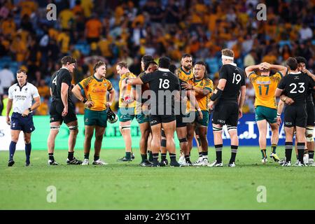 Accor Stadium, Sydney, NSW, Australia. 21 settembre 2024. 2024 Rugby Championship, Bledisloe Cup, Australia contro nuova Zelanda; Australia e nuova Zelanda giocatori alla fine della partita Credit: Action Plus Sports/Alamy Live News Foto Stock