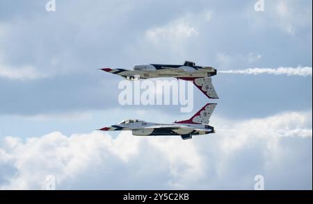 Lo United States Air Force Air Demonstration Squadron "Thunderbirds" si esibisce al Sound of Speed Airshow, dal 14 al 15 settembre 2024. I Thunderbirds sono B. Foto Stock