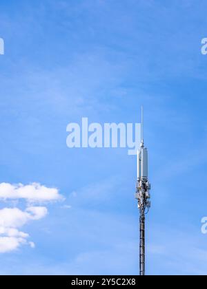 la torre dell'antenna del telefono cellulare aggancia lo sfondo blu del cielo. 5G.. Tecnologie mobili 4G e 3G. Foto Stock