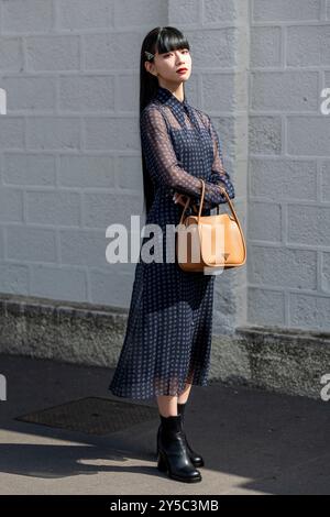 Milano, Italia. 19 settembre 2024. Una modella viene vista al di fuori della sfilata Prada durante la settimana della moda di Milano - donna Autunno/Inverno 2024-2025. Credito: SOPA Images Limited/Alamy Live News Foto Stock