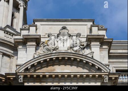 Londra, Regno Unito. Vecchio edificio dell'Ufficio della Guerra in Horse Guards Avenue (ora Raffles presso l'hotel e appartamenti OWO) scultura allegorica di Alfred Drury 'Fame A. Foto Stock