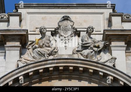 Londra, Regno Unito. Vecchio edificio dell'Ufficio della Guerra in Horse Guards Avenue (ora Raffles presso l'hotel e appartamenti OWO) scultura allegorica di Alfred Drury 'Fame A. Foto Stock