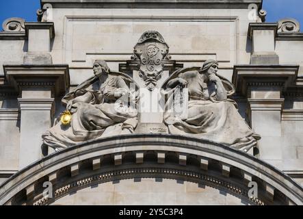 Londra, Regno Unito. Vecchio edificio dell'Ufficio della Guerra in Horse Guards Avenue (ora Raffles presso l'hotel e appartamenti OWO) scultura allegorica di Alfred Drury 'Truth Foto Stock