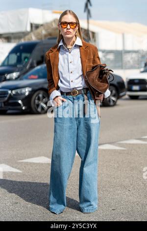 Milano, Italia. 19 settembre 2024. Una modella viene vista al di fuori della sfilata Prada durante la settimana della moda di Milano - donna Autunno/Inverno 2024-2025. Credito: SOPA Images Limited/Alamy Live News Foto Stock