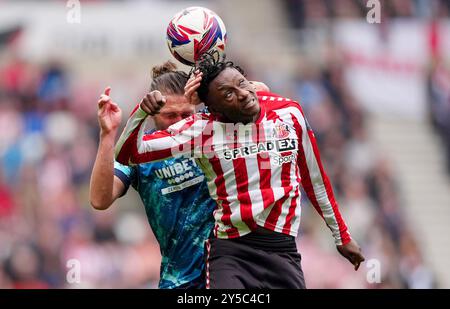 Romaine Mundle (destra) di Sunderland e Luke Ayling di Middlesbrough (sinistra) combattono per la palla in aria durante il match del Campionato Sky Bet allo Stadium of Light di Sunderland. Data foto: Sabato 21 settembre 2024. Foto Stock