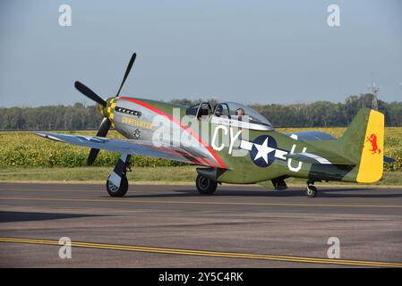 Un taxi commemorativo P-51 Mustang dell'Air Force prima di decollare all'aeroporto di Sioux City, Iowa, il 19 settembre 2024. L'aereo è a Sioux City fo Foto Stock